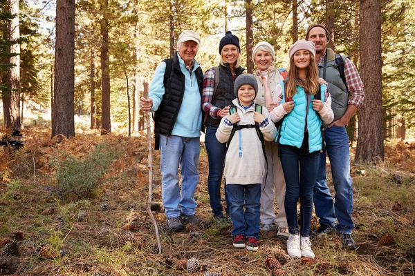 Mehrgenerationenfamilie auf Waldwanderung — Stockfoto