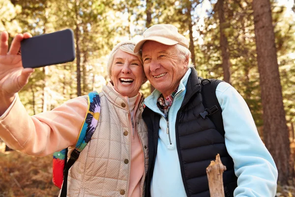 Para starszych przy selfie — Zdjęcie stockowe