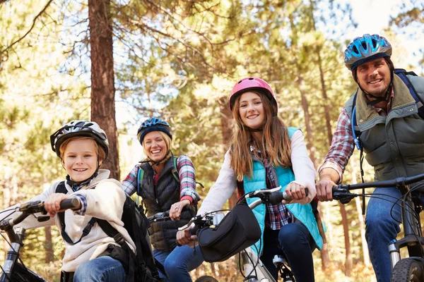 Familie mountainbiken in een forest — Stockfoto