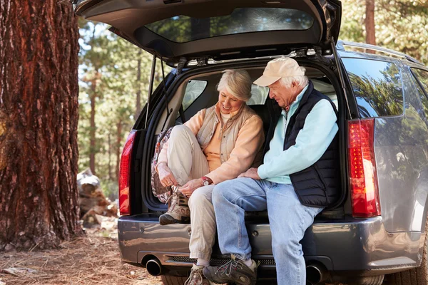 Senior paar voorbereiden op een wandeling — Stockfoto