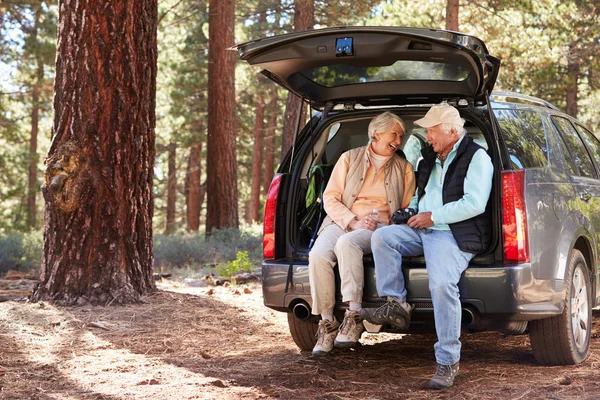 Seniorenpaar bereitet sich auf Wanderung vor — Stockfoto