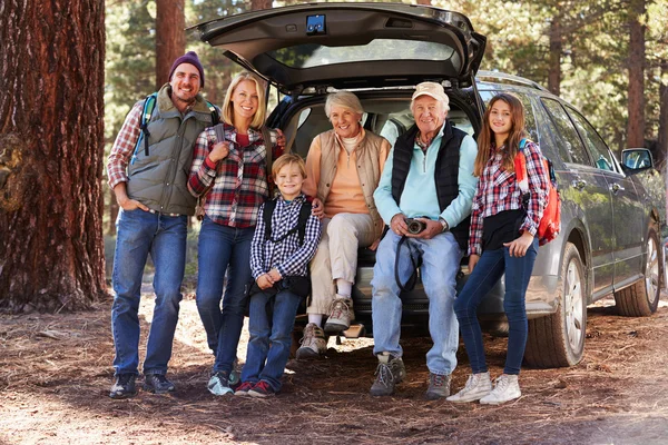 Famille avant randonnée en forêt — Photo