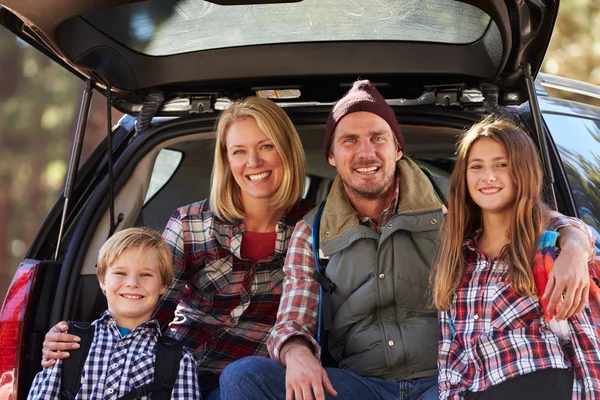 Familj med deras bil innan vandring — Stockfoto
