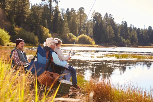 Farfar lär sin sonson att fiska — Stockfoto