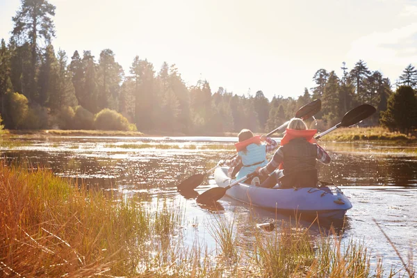 Mother and daughter kayaking on lake — Stock Photo, Image