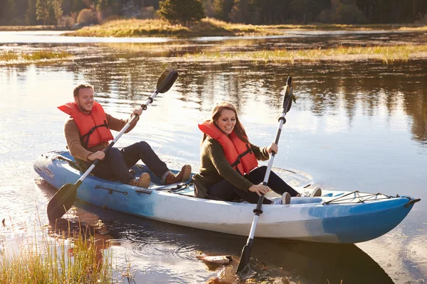 Paar kajakken op lake — Stockfoto