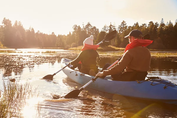 Par paddling på sjön — Stockfoto