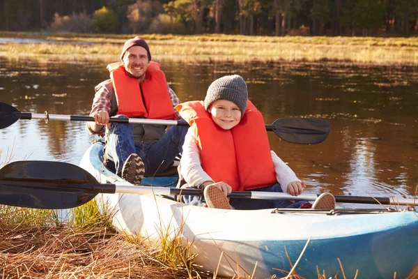 Padre e hijo en kayak a orillas del lago — Foto de Stock