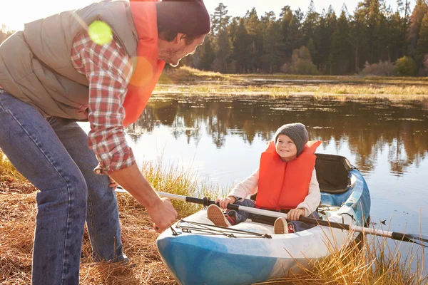 Padre preparando lanzamiento para hijo en kayak — Foto de Stock