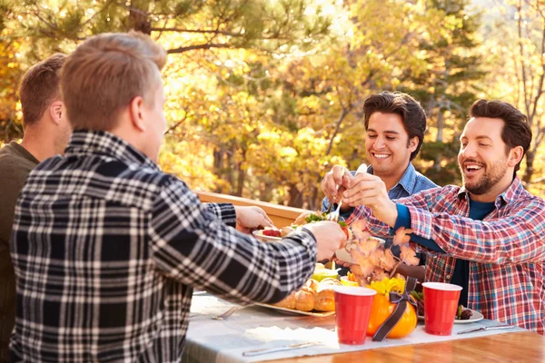 Grupo de amigos masculinos disfrutando de la comida — Foto de Stock