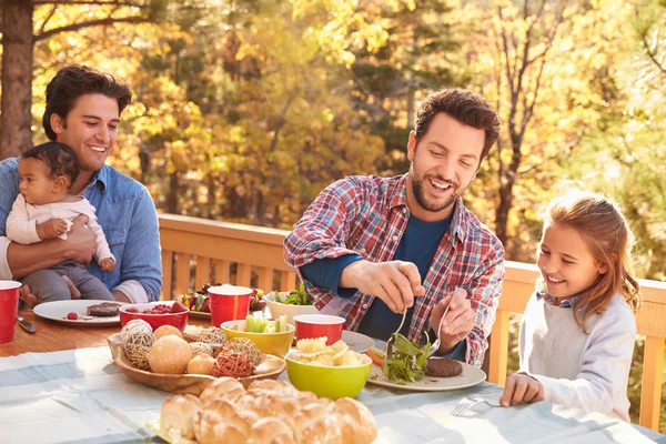 Maschio coppia avendo pranzo con figlie — Foto Stock