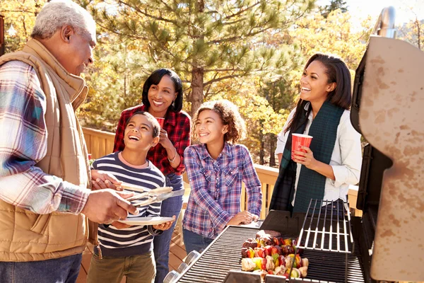 Mor-och farföräldrar med barn njuter grill — Stockfoto