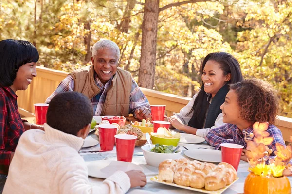 Grootouders met kinderen genieten van buiten maaltijd — Stockfoto