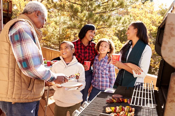 Mor-och farföräldrar med barn njuter grill — Stockfoto