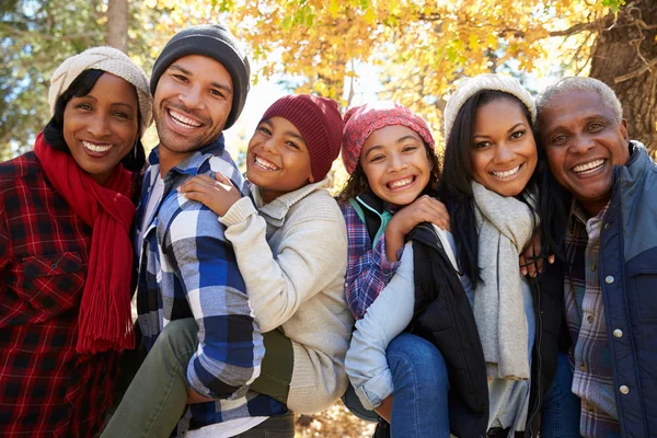 Familie im Herbst auf Waldspaziergang — Stockfoto