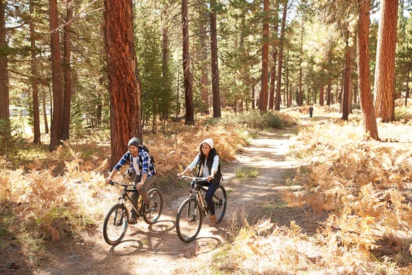 Casal de bicicleta através de queda Woodland — Fotografia de Stock