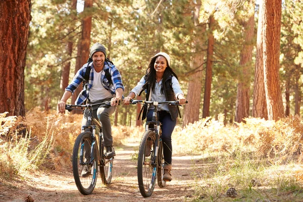 Casal de bicicleta através de queda Woodland — Fotografia de Stock