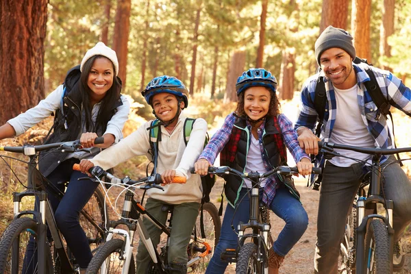 Rodina na kole přes lesy na podzim — Stock fotografie