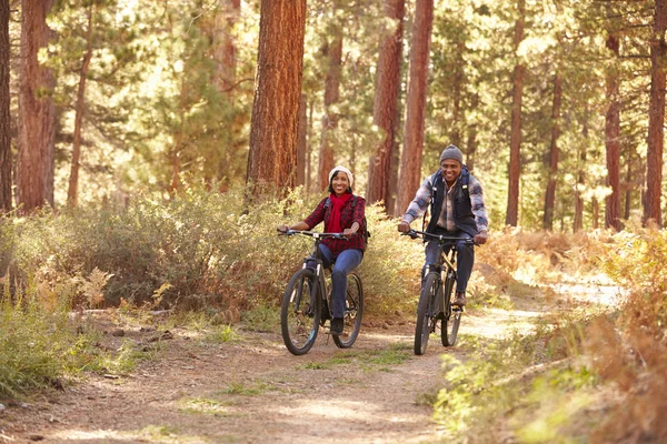 Senior pareja ciclismo a través de bosques —  Fotos de Stock