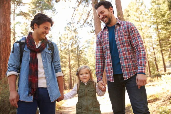 Coppia maschile con figlia che cammina nel bosco — Foto Stock