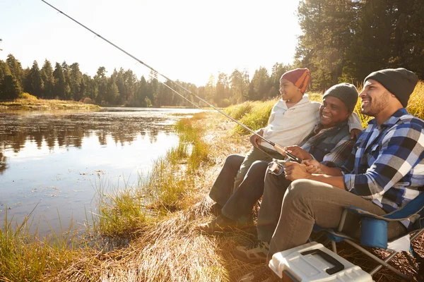 Nieto con el padre y el abuelo Pesca junto al lago — Foto de Stock