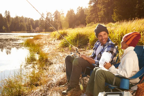 Vater bringt Sohn das Angeln am See bei — Stockfoto