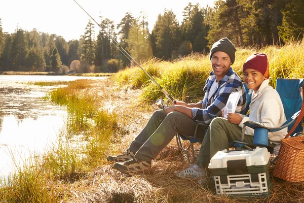 Padre e hijo de pesca en el lago — Foto de Stock