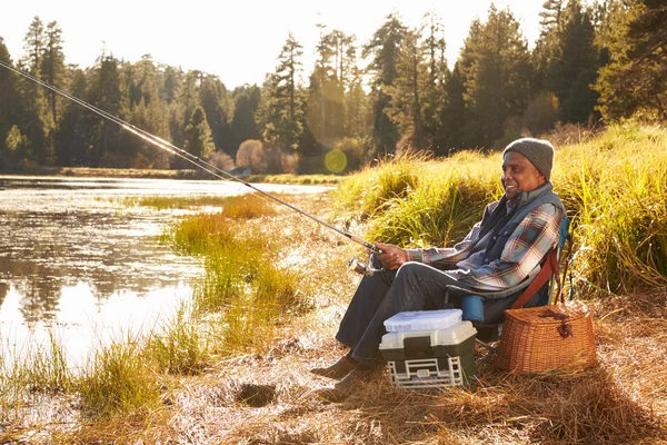 Homem Sênior Pesca pelo Lago — Fotografia de Stock