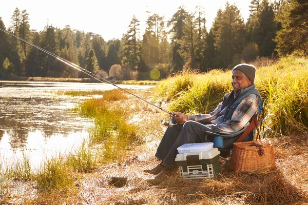 Homme senior Pêche par le lac — Photo