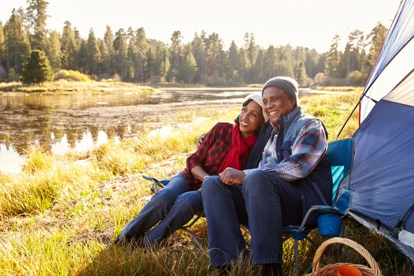 Pareja mayor en viaje de campamento de otoño — Foto de Stock