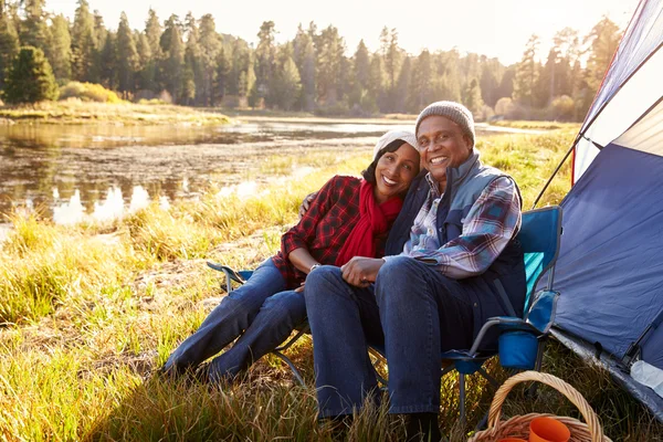 Pareja mayor en viaje de campamento de otoño —  Fotos de Stock