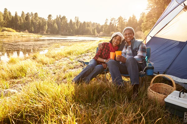 Couple sénior en voyage de camping d'automne — Photo