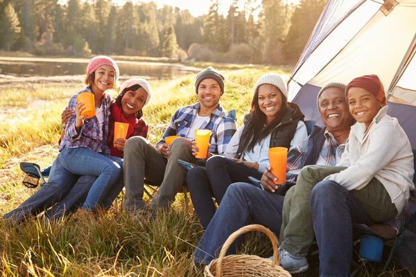 Familie Camping aan meer — Stockfoto