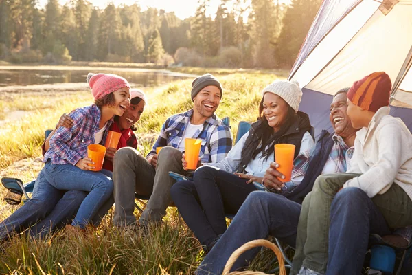 Campeggio famiglia estesa sul lago — Foto Stock