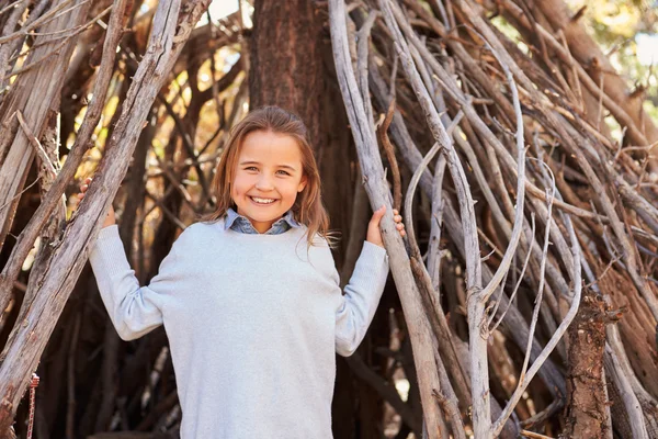 Flicka som leker i Forest Camp — Stockfoto