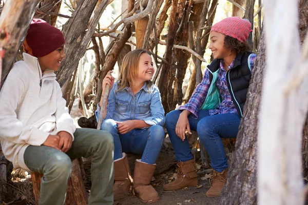 Niños jugando en el campamento forestal — Foto de Stock