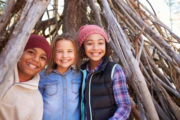 Enfants jouant dans un camp forestier — Photo