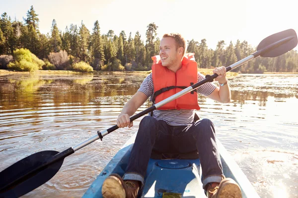 Man rodd Kayak på sjön — Stockfoto