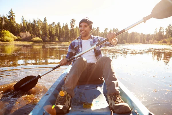 Hombre remo Kayak en el lago — Foto de Stock