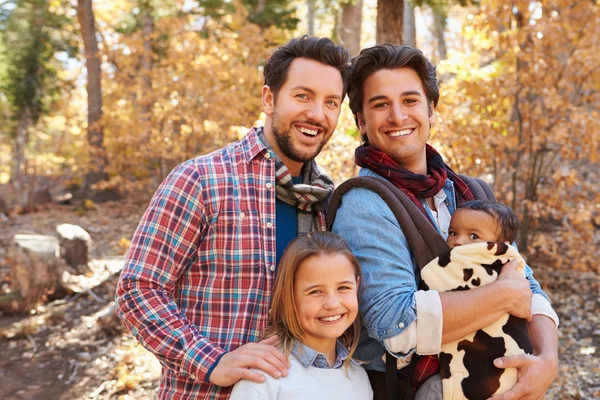 Männliches Paar mit Kindern geht in Wald spazieren — Stockfoto