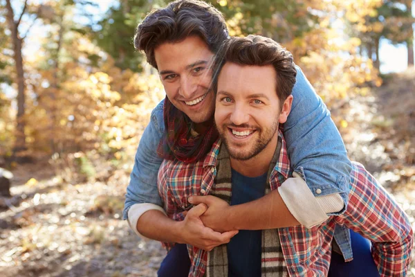 Couple masculin en forêt automnale — Photo