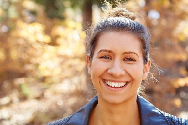 Mujer en bosque otoñal — Foto de Stock