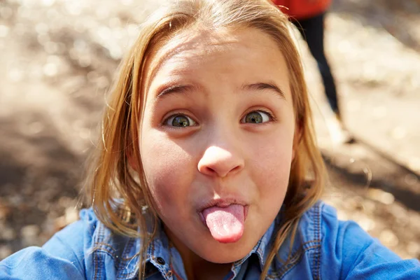 Menina puxando rosto para fotografia selfie — Fotografia de Stock