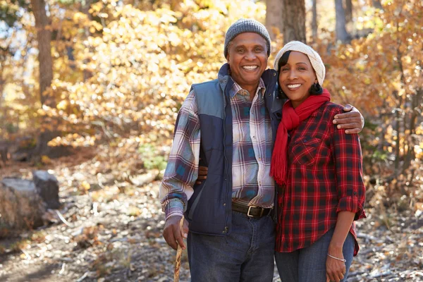 Senior paar wandelen door bos — Stockfoto