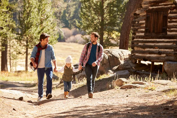 Casal masculino com filha andando em Woodland — Fotografia de Stock