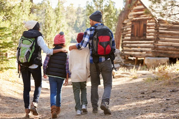 Familie wandelen door de bossen van de val — Stockfoto