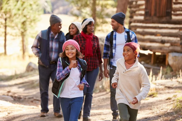 Familia extendida en el paseo por los bosques — Foto de Stock