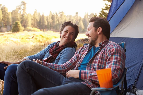 Mann schwul paar auf camping trip — Stockfoto