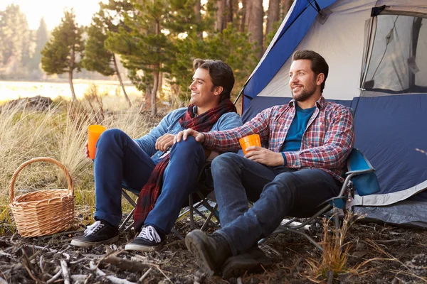 Masculino gay casal no acampamento viagem — Fotografia de Stock