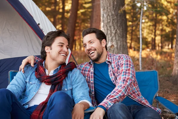 Masculino gay casal no acampamento viagem — Fotografia de Stock